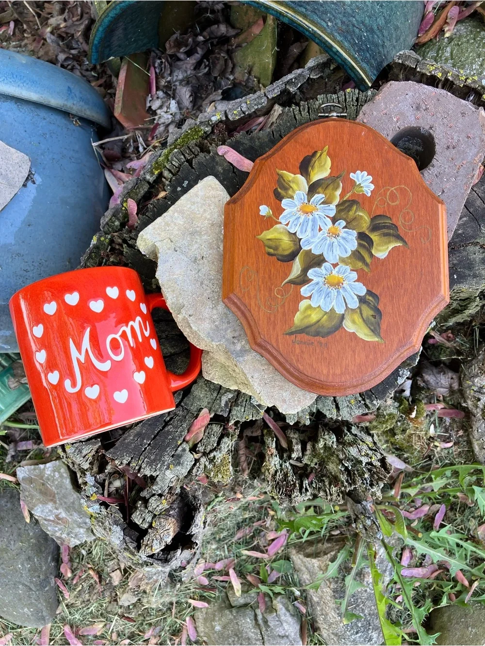 Vintage 1979 Hand-Painted Cottagecore Wooden Wall Plaque w/ White Daisies - Picture 7 of 7